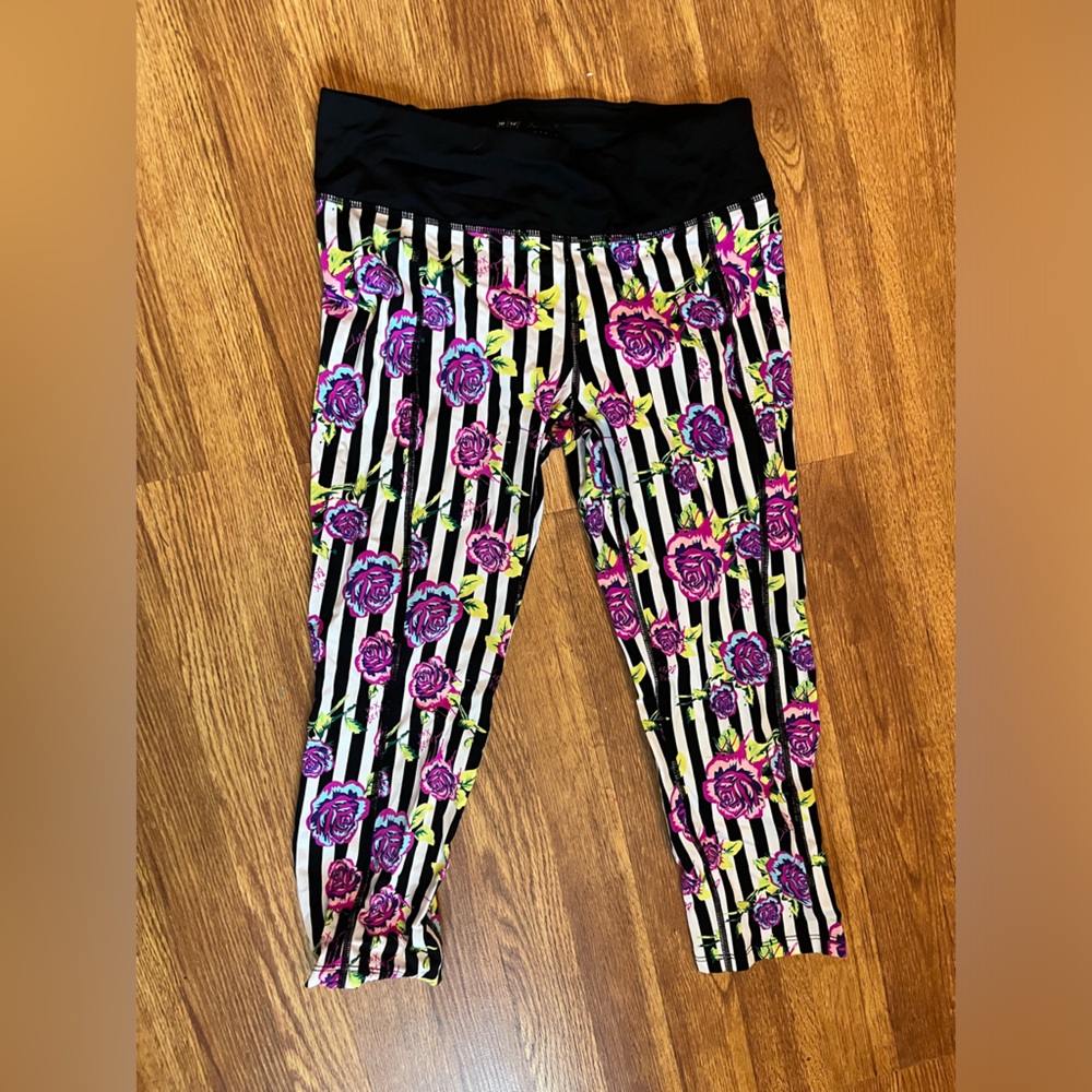 Betsey Johnson Performance Floral Cropped Activewear Legging - Medium